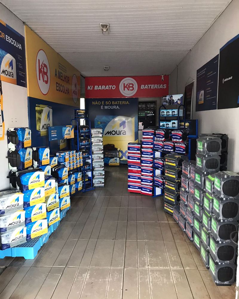 Interior da loja Ki Barato Baterias em Goiânia, com prateleiras de baterias Moura e ACDelco