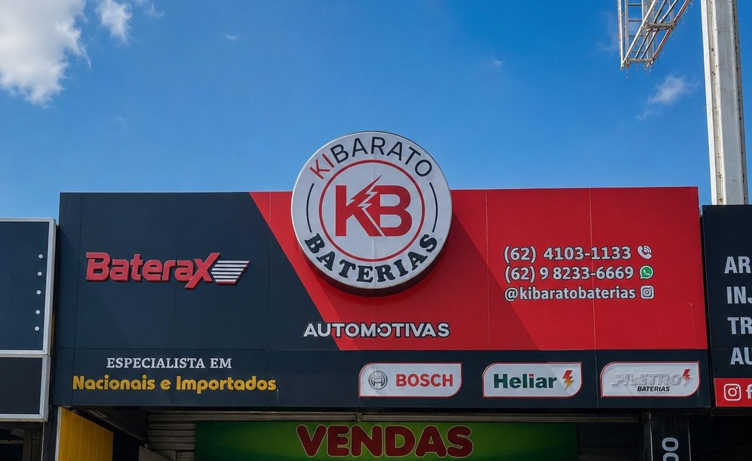Fachada da loja física Ki Barato Baterias com letreiro e marcas de bateria
